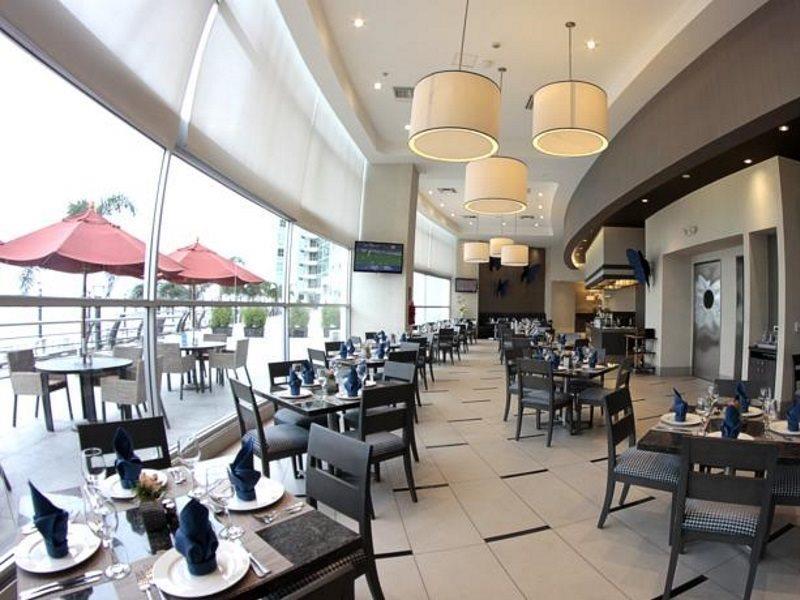 Wyndham Guayaquil, Puerto Santa Ana